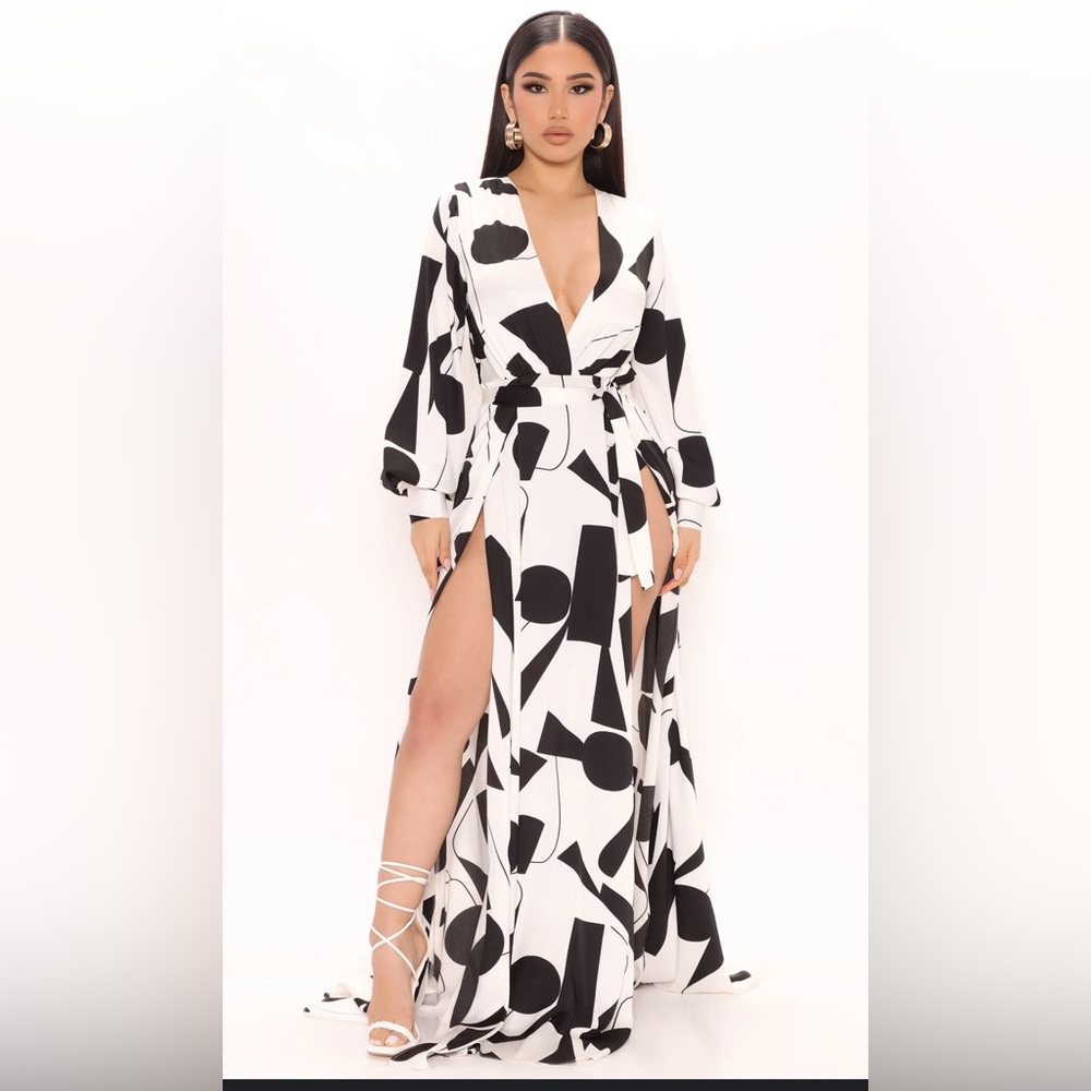 Elegant Silky Black and White Abstract Dress with slits fashion nova size small